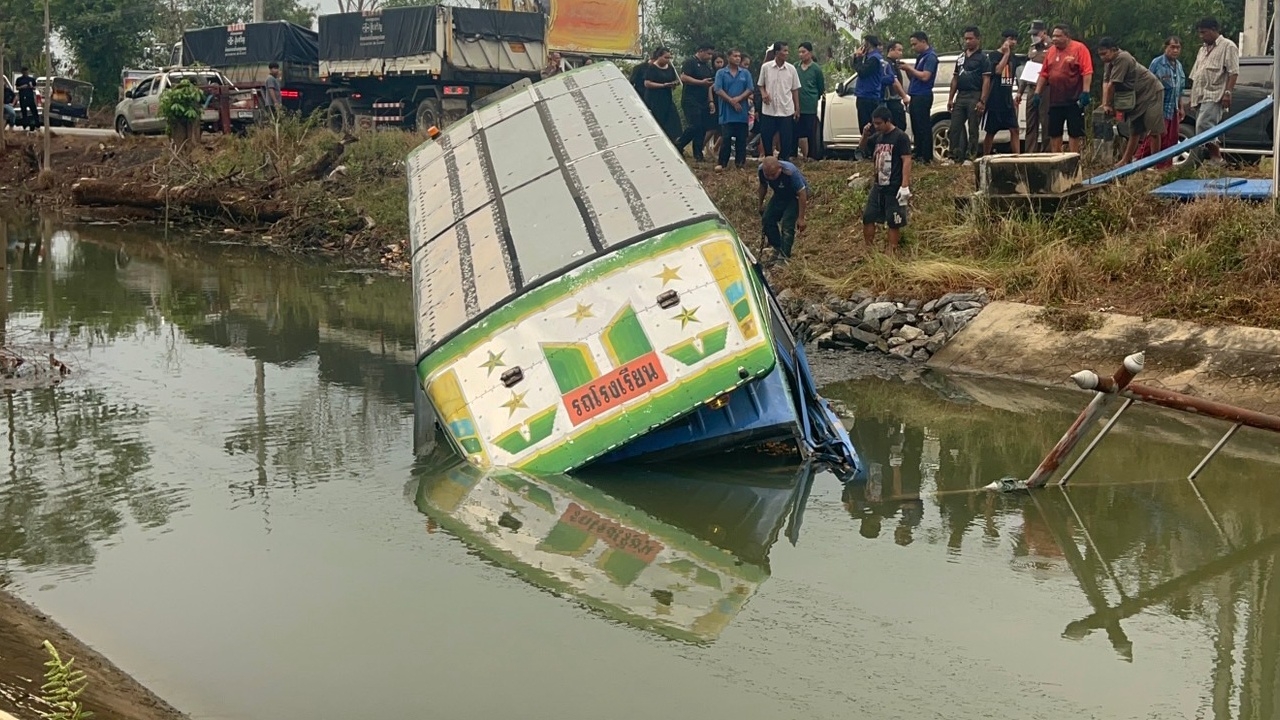 学生接送车在雨后失控冲入运河，所幸无人受重伤