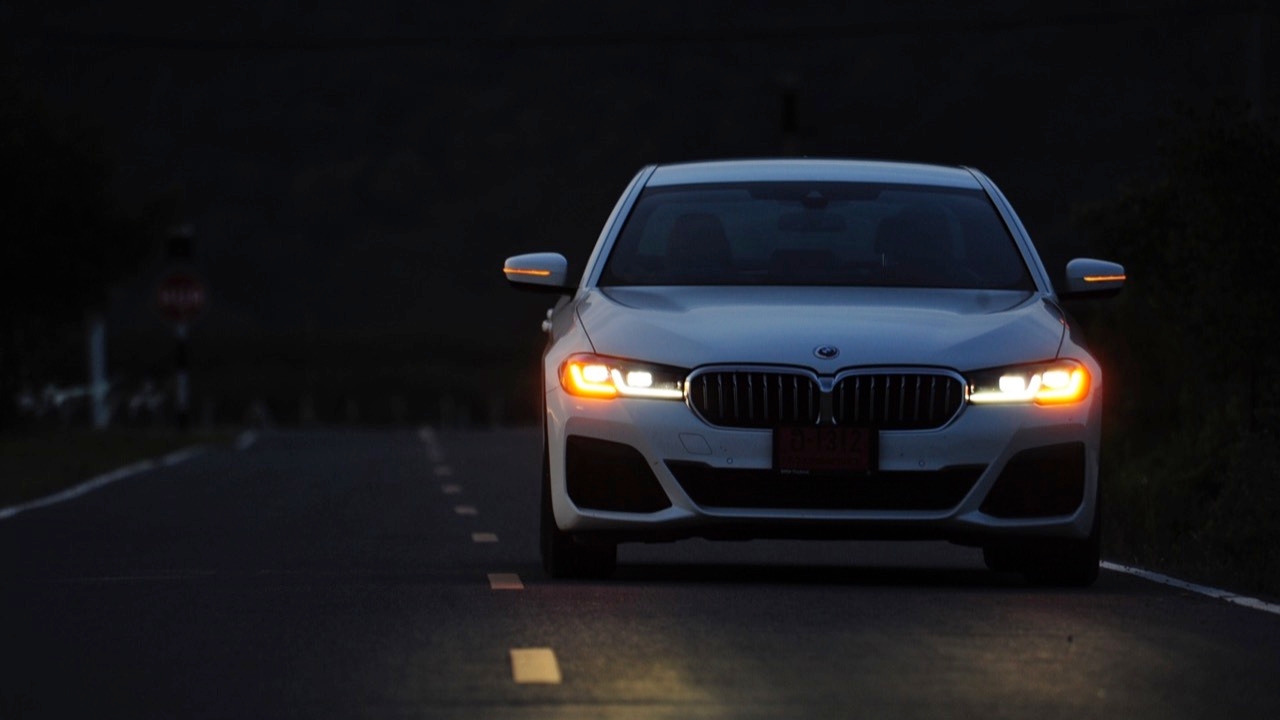 正确使用信号灯和喇叭有助于减少事故