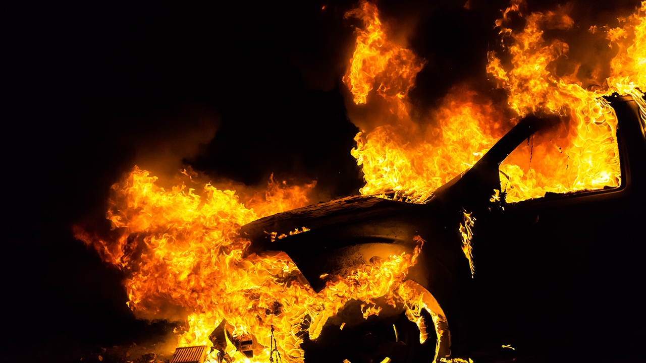 汽车起火可能源于身边隐患，揭示4个主要原因，提前了解可预防