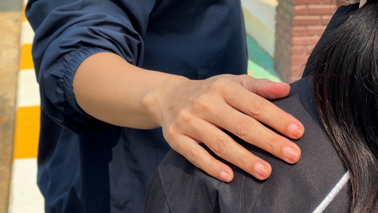 令人心碎！14岁少女受害者哭诉被16岁学长欺骗，遭5名暴徒性侵并传播视频