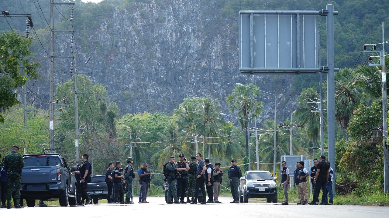 歹徒试图炸毁押送嫌疑人的警车，雅哈警察局附近，雅拉路边，但未命中目标