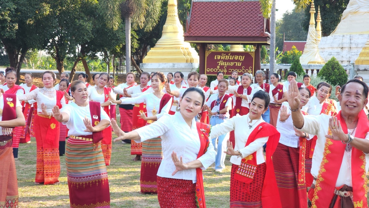 邀请披上披肩、穿上孟族纱笼，参加“吃、住、看孟族”活动，促进叻武里府旅游