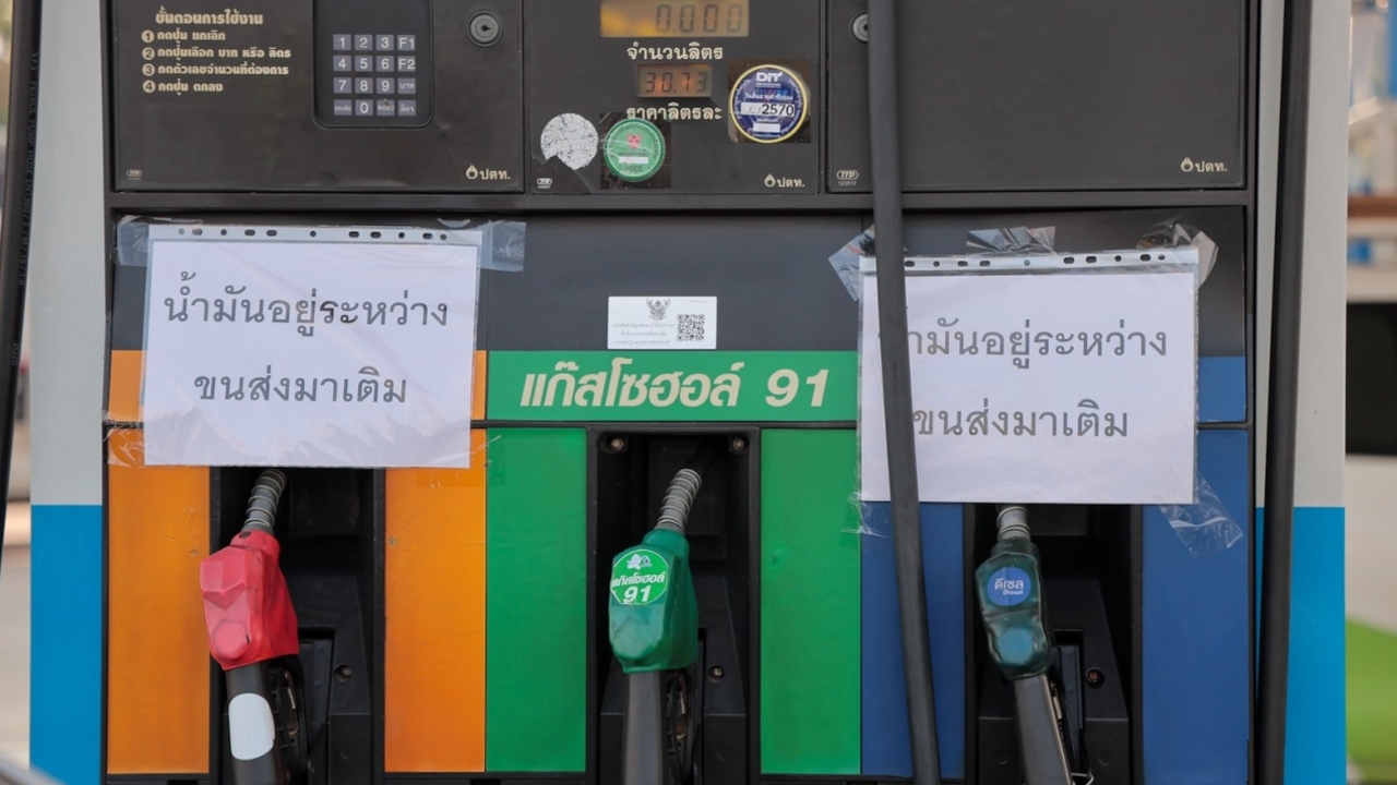 民众蜂拥加油，佛统府那空猜西加油站挂出“燃油耗尽，正在运输中”告示