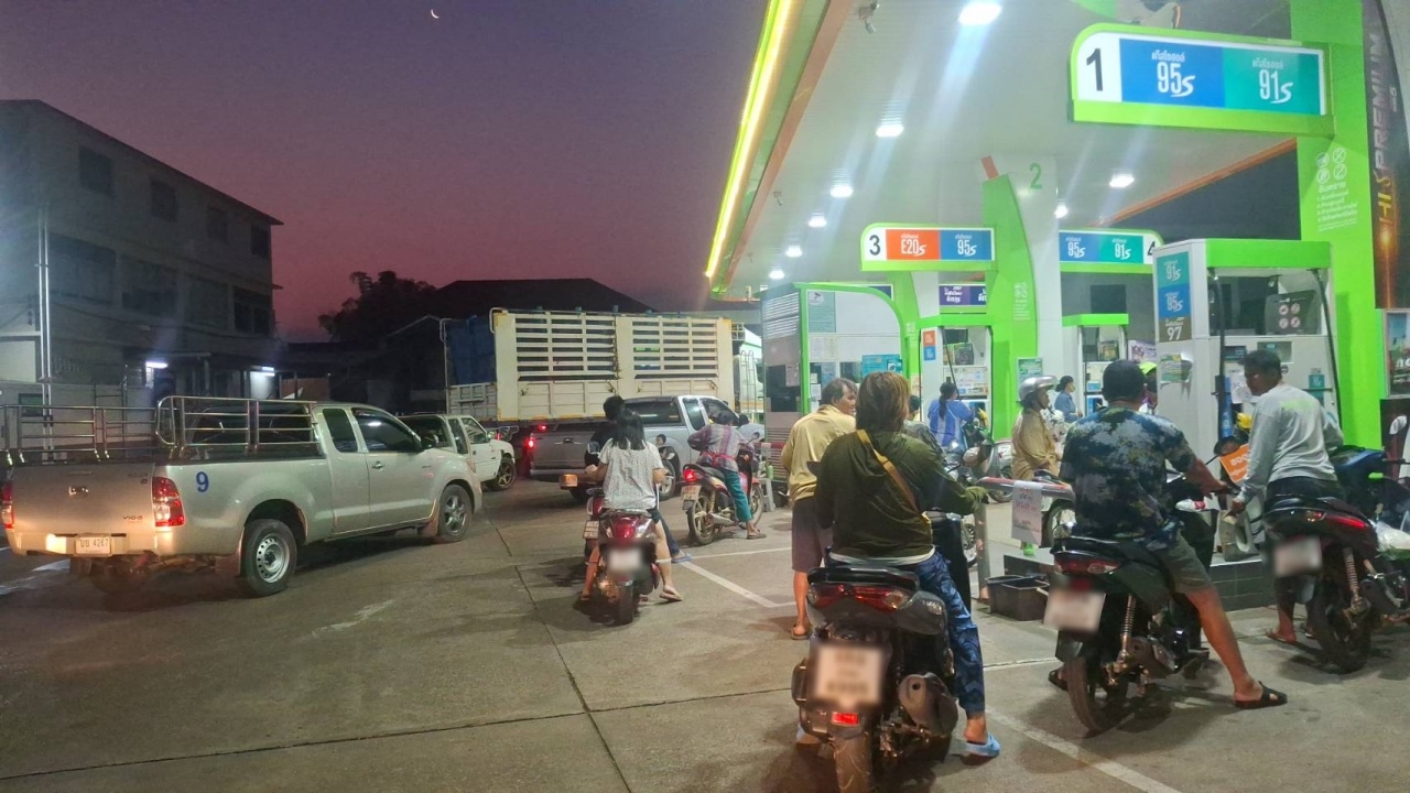 素可泰府居民凌晨3点排队加油，每辆车限加500泰铢