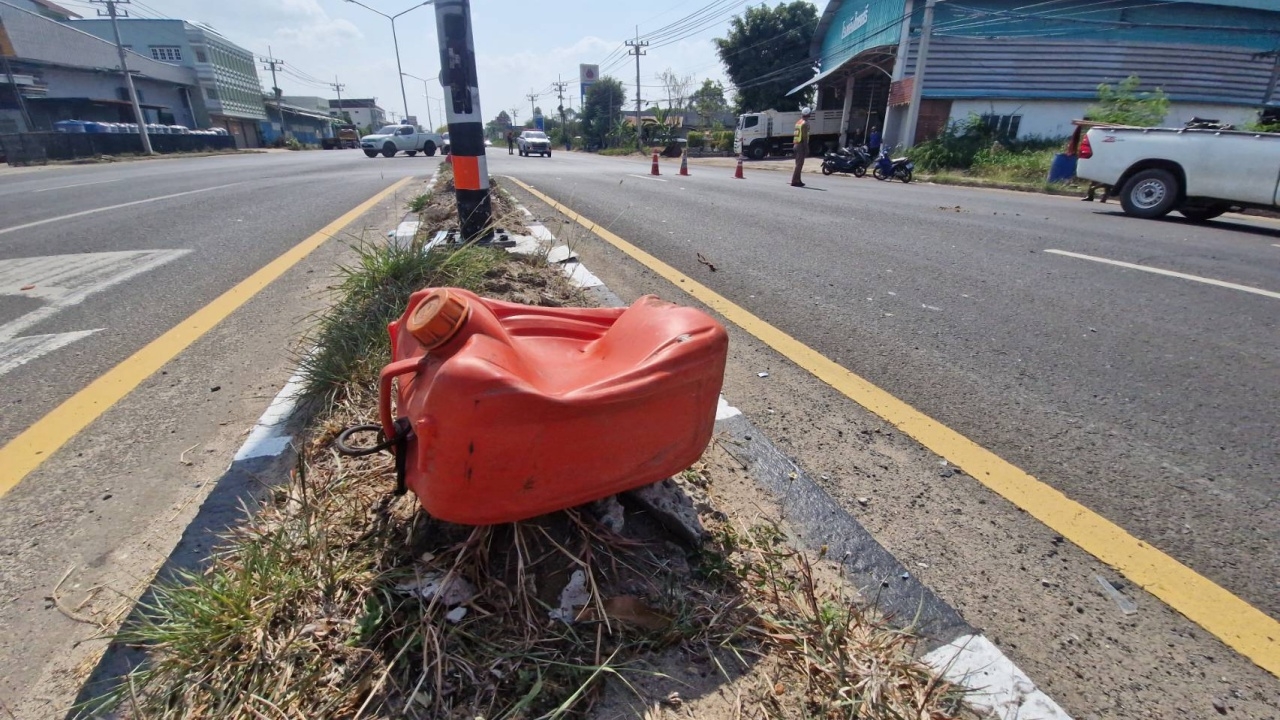 73岁男子骑摩托车四处寻找购买“柴油”为拖拉机加油，被皮卡车追尾身亡