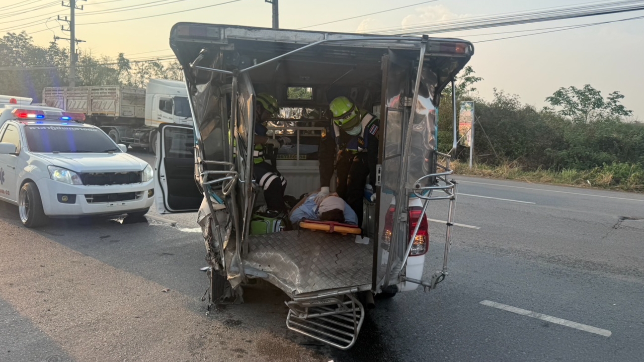 警察下班后开车打瞌睡，撞上工人接送车尾部，共11人受伤