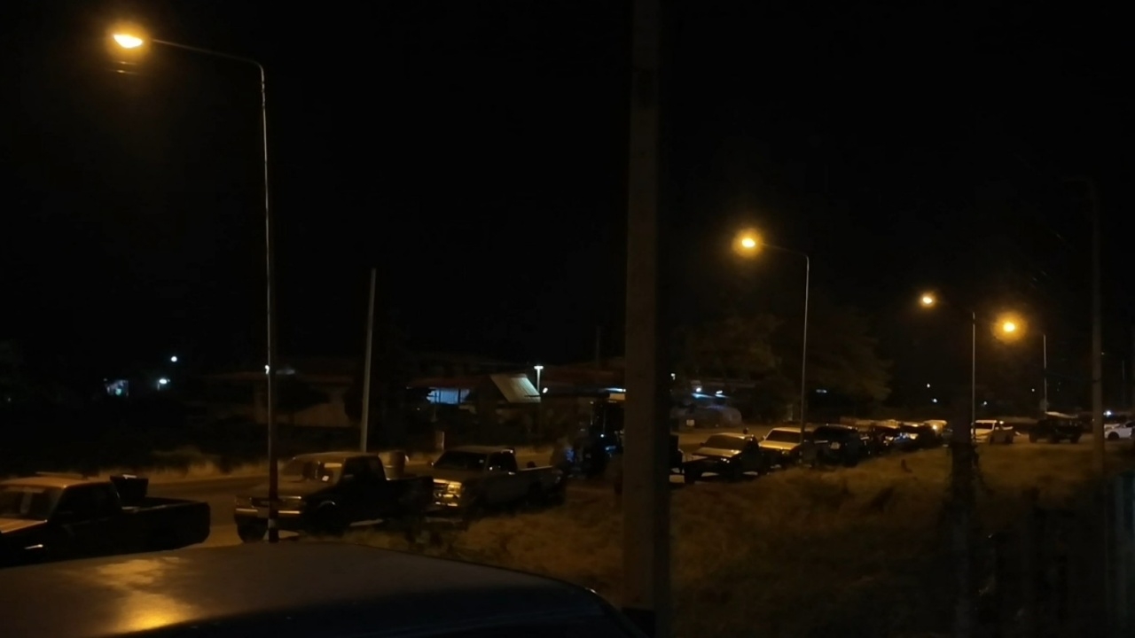 那空沙旺府村民停车过夜等待添加“柴油”，担心农业用油短缺