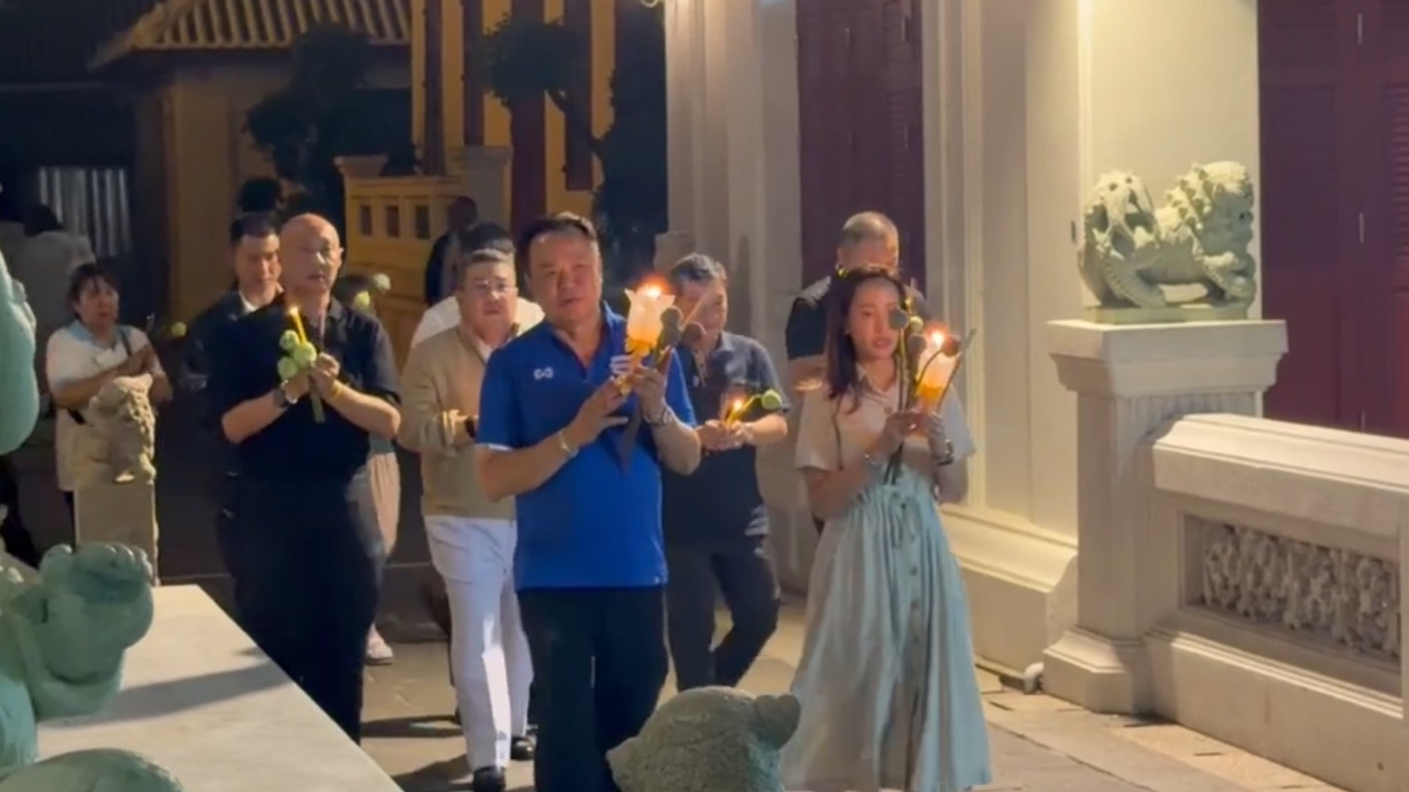 “阿努廷”携“查”参加万佛节绕烛仪式，民众请求合影，称赞帅气如少年