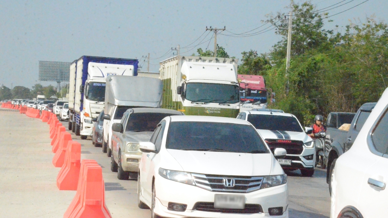 宋干节2569年陆续返乡，304号公路交通拥堵，M6高速公路车辆缓慢行驶