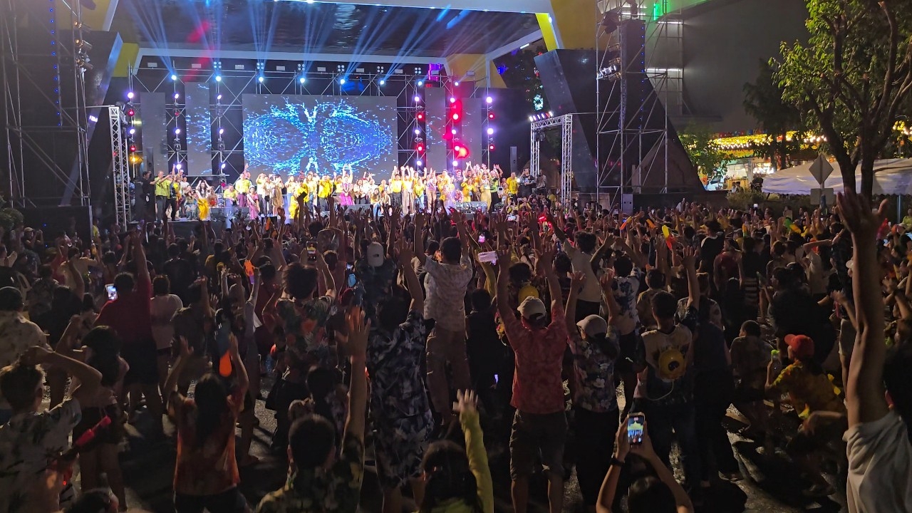 孔敬宋干节 考内路热闹非凡 游客涌入参与“人浪”活动 第二晚人潮拥挤