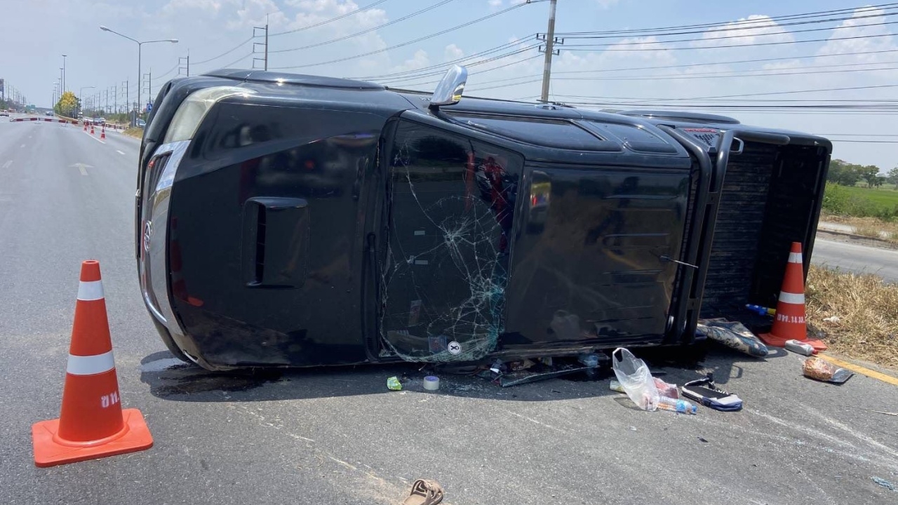 缅甸劳工皮卡车在宋干节假期翻车，17人受伤