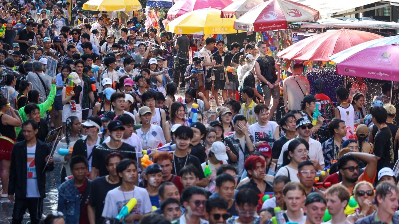“考山路宋干节”热闹非凡，游客涌入，最后一天泼水导致道路拥挤