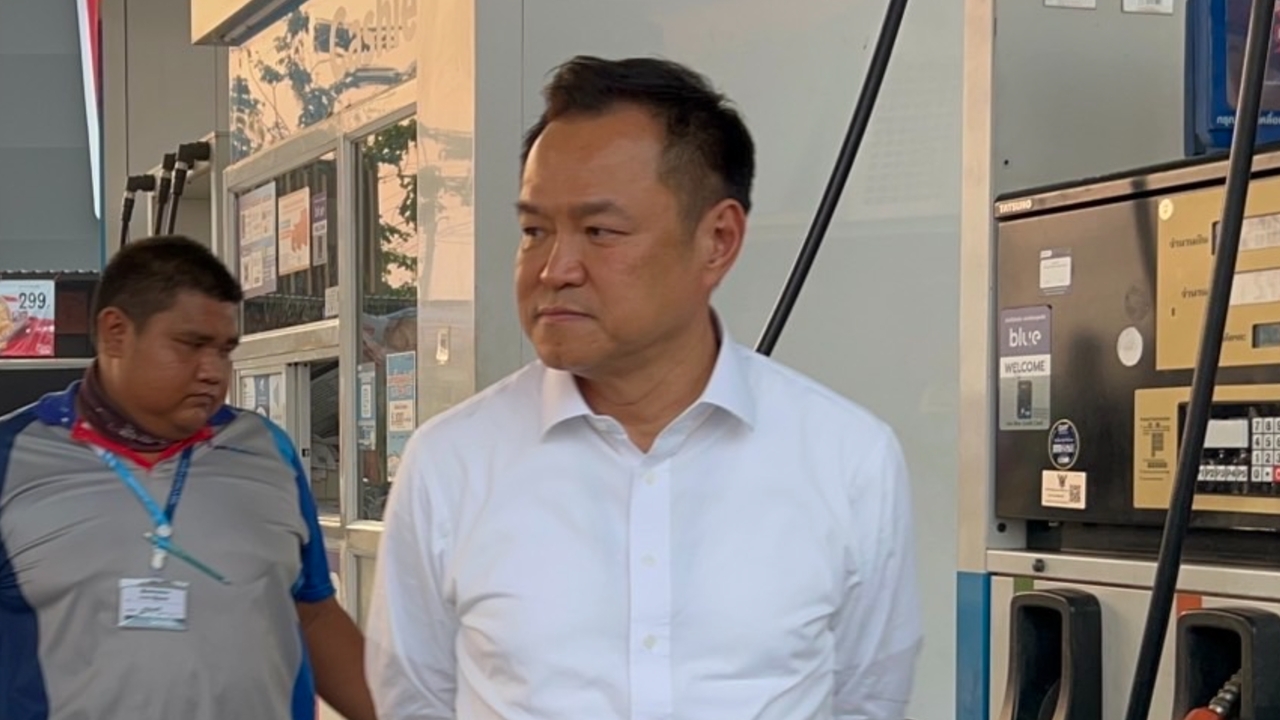 “副总理阿努廷”随机检查素可泰加油站，亲自举油枪为民众加油