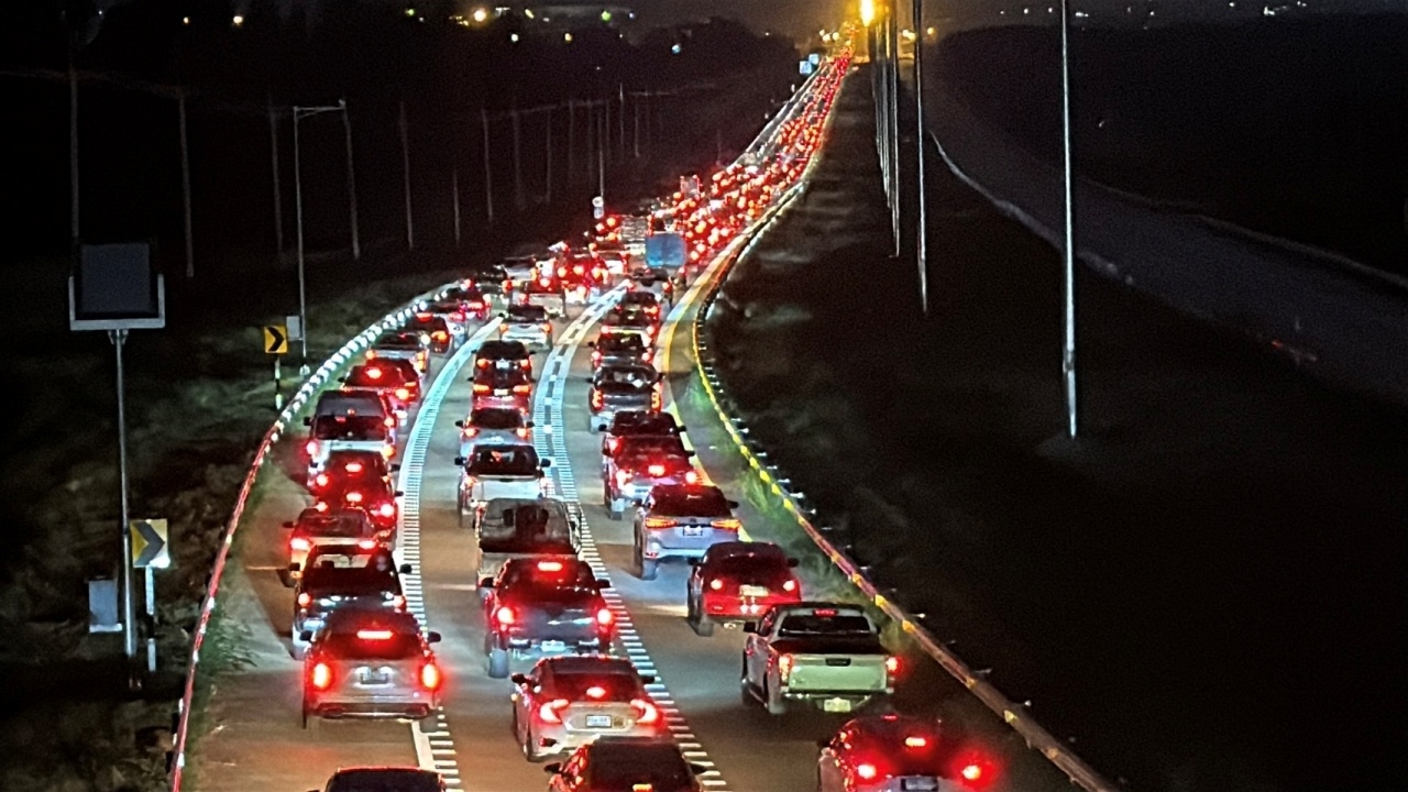 M6高速公路交通拥堵，车辆移动缓慢，部分路段停滞