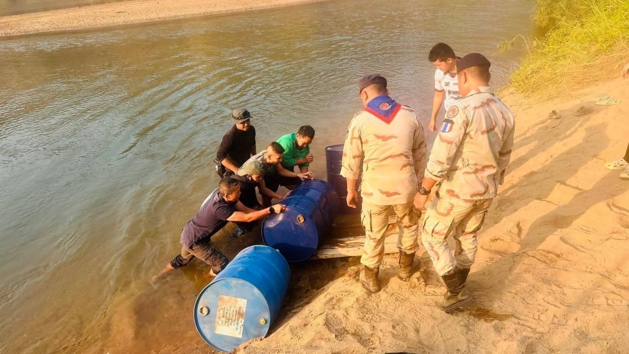 发现5600升柴油罐漂浮在梅河边，疑准备运往缅甸