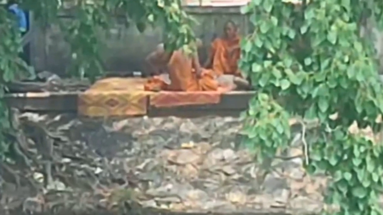 加速调查：类似僧人装扮者在菩提树下聚集吸胶饮酒视频，尚未明确是真僧还是假僧