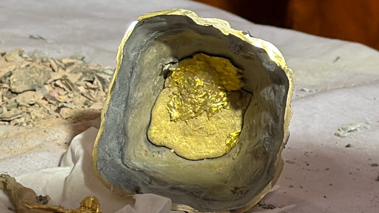 切开汶春初寺的金佛发髻，发现黄金仍在里面，“通师傅”激动得瘫倒在地，放声大哭