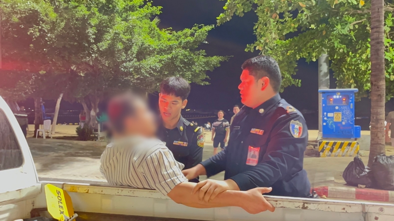 摩洛哥男炫富，请酒吧女喝酒不付钱，警察和市政人员前去控制反被辱骂，在警局大喊大叫