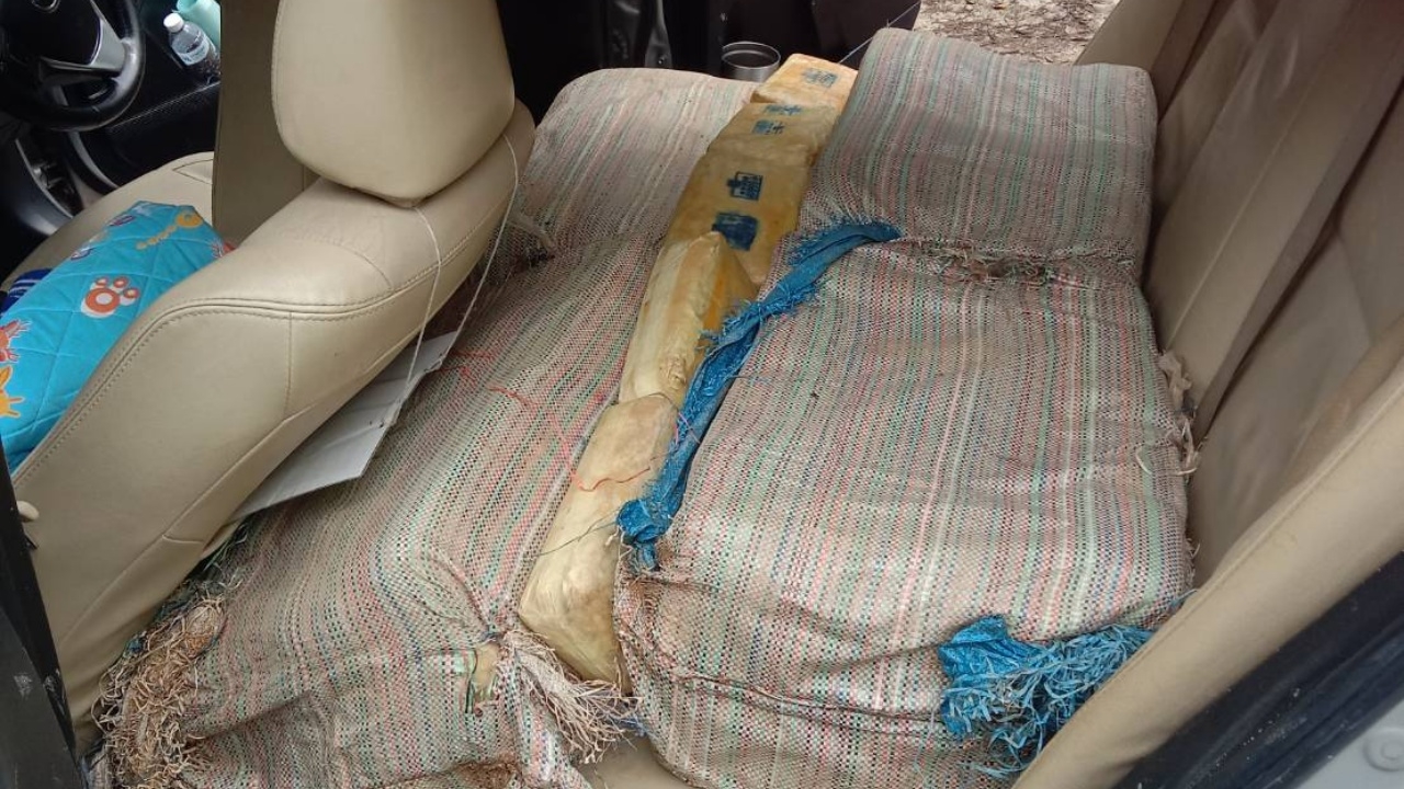 清迈警方截获出租车运送220万粒疯药，狡猾藏在儿童床垫下蒙骗检查